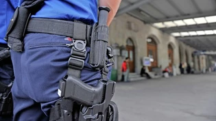 Auf Patrouille: Bei Verstössen gegen die Corona-Massnahmen will die Glarner Polizei jeweils zu erst das Gespräch suchen, bevor sie zum Bussenblock greift.