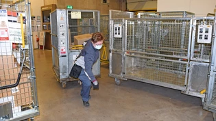 Schwerstarbeit: Die beladenen Rollis kommen aus dem Lastwagen und werden an die vorgesehene Stelle gezogen.