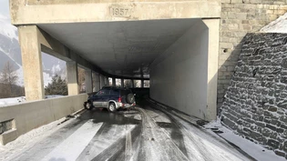 Das Auto wurde beim Aufprall total beschädigt.