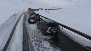 Nach dem Unfall musste die Strasse für eine längere Zeit gesperrt werden.