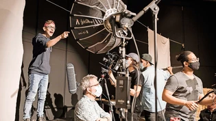 Dreharbeiten in der Kanti-Aula: Die 17 Schülerinnen und Schüler des Theaterprojekts stehen für einmal vor der Kamera anstatt dem Publikum.