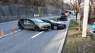 Beide Autos wurden total beschädigt und mussten abgeschleppt werden. Verletzt wurde niemand.