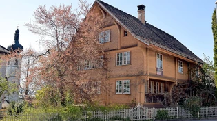 Eines der letzten in reinem Holzbau erhaltenen Häuser in Kaltbrunn: Die alte Kaplanei ist mit allem, was sie draussen und drinnen schmückt, der Stolz von Dora und Werner Naef. 