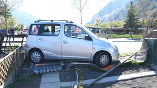 Bei der Rheinstrasse in Chur fuhr eine Autofahrerin in einen Holzzaun.