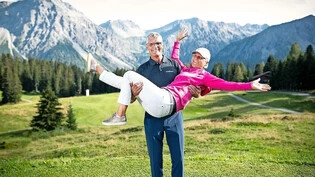 Caddies zum Mieten: Ab sofort können Golfspielerinnen und Golfspieler auf Plätzen in Graubünden kostenlos einen Caddie anstellen.