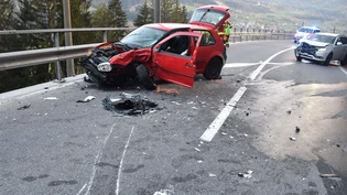 Bei dem Unfall musste eine Person aus dem Fahrzeug befreit werden ...