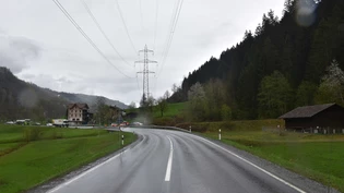 Aufgrund der nassen Fahrbahn kam der Töfffahrer ins Rutschen.