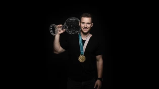 «Ich hatte Mühe, meine Emotionen zu zeigen»: Nevin Galmarini posiert stolz mit der Olympiamedaille von Pyeongchang und seiner Kristallkugel im Weltcup.