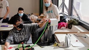 Von Klassenzimmer zu Klassenzimmer: Die Kantischülerinnen und Kantischüler tüfteln an einem Abschnitt der gigantischen «Chügelibahn» durch das gesamte Schulgebäude. 