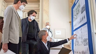 Noch auf Papier: APG-Verwaltungsratspräsident René Chastonay (kniend) zeigt an der Vernissage in Ennenda Regierungsrätin Marianne Lienhard und anderen geladenen Gästen die Vorzüge des Siegerprojekts «Rotärd».