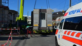 Ein 40-jähriger Lastwagenchauffeur hat sich bei einem Arbeitsunfall schwere Verletzungen zugezogen.