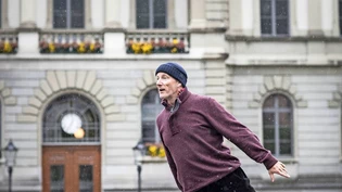 Eine Umgebung inspiriert: Søren Ehlers Bühne kann auch ein Felsbrocken sein, der hinter dem Brunnen auf dem Cityplatz in Glarus liegt.