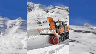 Schweres Geschütz: Insgesamt sind auf Glarner- und Urner Seite drei Schneefräsen im Einsatz, um die Klausenpassstrasse von den Schneemassen zu befreien.