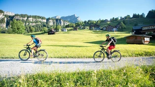 Die Finanzierung der 15 neuen E-Bike-Ladestationen ist gesichert. Die Trägerschaft wird durch die Glarner Energie, dem Verbund der drei Technischen Betriebe im Kanton, übernommen.