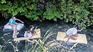Welch ein Spass im Juni: Drei Mädchen geniessen das Prachtwetter auf dem Rütelibach in Mollis und lassen sich auf Styroporplatten flussabwärts treiben