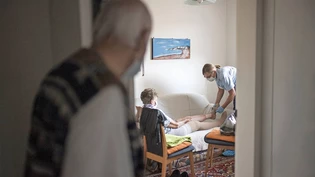 Auf sich allein gestellt und in unterschiedlich patientengerechten Verhältnissen: Eine Pflegefachfrau der Spitex im sanktgallischen Wittenbach behandelt eine Klientin, deren Ehemann schaut zu. 