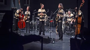 «Shake Stew» am Jazz Chur Sommerfestival in der Postremise in Chur. Die beiden Schlagzeuger Christian Eberle und Niki Dolp (hinten von links), Bassist Lukas Kranzelbinder, Astrid Wiesinger am Saxophon, Mario Rom an der Trompete, Johannes Schleiermacher ebenfalls am Saxophon und der zweite Bassist Oliver Potratz (vorne von links) bilden mit teilweise doppelten Instrumenten eine sehr spannende Formation.