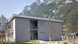 Probelauf: Die Kindergärtlerinnen und Kindergärtler sind bereits seit den Frühlingsferien in den neuen Räumen und können auf dem eingezäunten Spielplatz vor dem Provisorium schaukeln, im Sandkasten spielen und vieles mehr. 