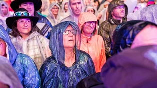 Gut geschützt: Wie 2018 werden wohl auch in diesem Jahr einige Regentropfen am Sound of Glarus fallen. 