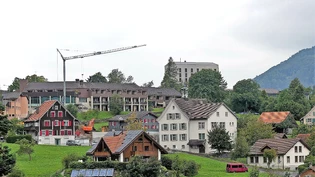 Das Baumgartenhaus oder das Sportzentrum Kerenzerberg: Auf dem Rundgang durch Filzbach eröffnen sich neue Perspektiven. 