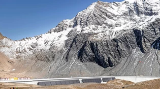 Etwas Verzug: Etwa ein Drittel der einen Kilometer langen Staumauer am Muttsee ist bereits mit Solarpanels eingekleidet. Bilder: Sasi Subramaniam