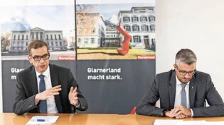 Corona-Update: Die Regierungsräte Markus Heer (links) und Benjamin Mühlemann informieren im Rathaus.