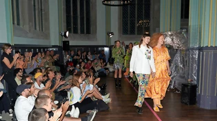 Inspiriert von Glarner Dessins: Mode-Designerin Mara Danz (zweite von rechts) bei der Präsentation ihrer Kollektion in Zürich.