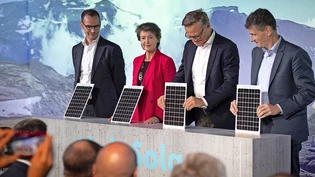 Wirtschaft und Politik: Christoph Brand (Axpo), Bundesrätin Simonetta Sommaruga, Mario Irmiger (Denner) und Claus Schmidt (IWB) schalten «Alpinsolar» im Hotel «Tödi» symbolisch ein.