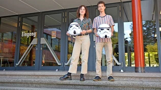 Ein Zeichen setzen: Leana Meier (links) und Basil Feitknecht haben in Kostümen einen Gegenprotest gestartet - und würden es wieder tun.