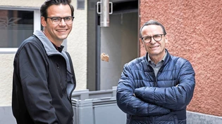 Warten auf den Whisky: Mathias (links) und Roland Oeschger von der Brauerei Adler in Schwanden geben dem aktuellen Jahrgang ihres «Martinsloch»-Whisky noch etwas mehr Zeit, um im Fass zu reifen.