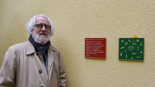 Das vermutlich kleinste Kunstwerk im öffentlichen Raum: Peter Jenny präsentiert vor dem Löwen-Kindergarten sein neues Werk. 