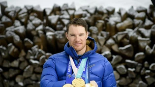 Dario Cologna posiert mit seinen vier olympischen Goldmedaillen von Vancouver, Sotschi und Pyeongchang