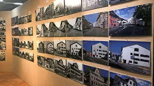 Fotos zeigen die Unterschiede auf: Aneinandergereiht ist die Entwicklung des Dorfbildes in Zehnjahresschritten dargestellt. Die meisten der rund 170 Bilder zeigen die Vergangenheit wie eine verkehrsberuhigte Dorfmitte aussehen könnte. 