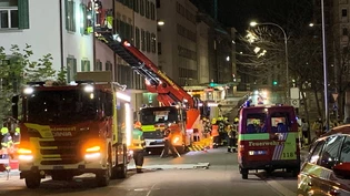 Gemäss ersten Informationen der Kantonspolizei Graubünden ist der Grund für den Grosseinsatz kein Feuer, sondern ein Geruch, der aus einem Haus tritt.