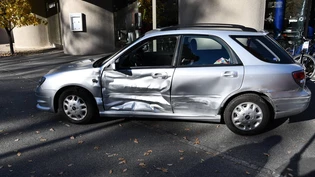 Frontal-seitliche Kollision zwischen zwei Fahrzeugen fordert keine Verletzte. 