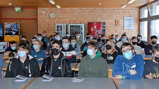 Es ist Zeit für das Militär: Die angehenden Rekrutinnen und Rekruten hören gebannt den Ausführungen zu