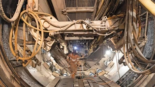 Ein U-Boot im Berg: Der Blick in Richtung Bohrkopf zeigt den Teil der Tunnelbohrmaschine, in dem die Betonauskleidungen verlegt werden.