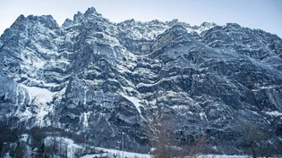 Aktuell keine Gefahr: Der Wiggis ist verschneit, aber auch der Netstaler Sportplatz, der in der roten Zone liegt, ist nicht bedroht.