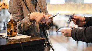 Bereits eine Routine: Eine Wirtin kontrolliert das Zertifikat eines Gastes. Die meisten Glarner Betriebe handeln diesbezüglich vorbildlich.