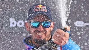 Sieger in Bormio: Dominik Paris feiert mit Champagner. 