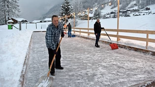 Startklar: Robert Kundert (links) und Martin Trachsler (rechts) und andere Turner machen das Eisfeld auf dem Sportplatz Wyden in Engi parat.