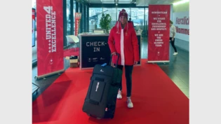 Hat gut Lachen: Am Dienstag wurde die Uzner Alpin-Snowboarderin Ladina Jenny für die Olympischen Spiele in Peking selektioniert, am Mittwoch durfte die ihre Delegationskleider abholen.