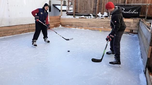 Für ein lockeres Spiel zu zweit reicht es alleweil: Daniel und Michael Zimmermann haben in Schwändi in Eigenregie ein Natureisfeld gebaut, das sie auch zu nutzen wissen.