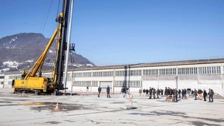 Das gelbe Monster: Mit einem neuen Verfahren versenkt die Berner Baufirma Marti 120 Pfähle in den Niederurner Boden.