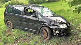 Aufgeflogen: Nicht mysteriöse Räuber sind mit dem Auto verunfallt, sondern die Halterin selber.