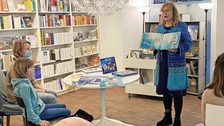 Weil die Autorin krank war: Baeschlin-Verlagsleiterin Gaby Ferndriger präsentiert Cecilia Scorzas Kinderbuch «Wie kam der grosse Bär an den Himmel?».