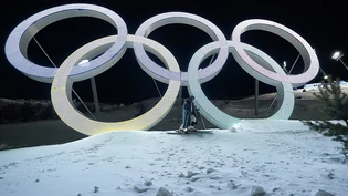 Marco Tadé posiert vor den olympischen Ringen. Der Tessiner nimmt in Peking erstmals an Olympischen Spielen teil