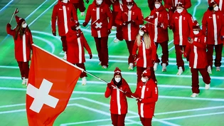 Wendy Holdener und Andres Ambühl schreiten voran: Die Schweizer Delegation beim EInmarsch ins "Vogelnest"-Olympiastadion