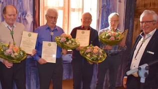 Der Rufner Willi Giger, Florian Zogg, Peter Weber und Urs Auer (von links) bekommen von Präsident Robert Signer die Urkunde als neue Ehrenmitglieder. 