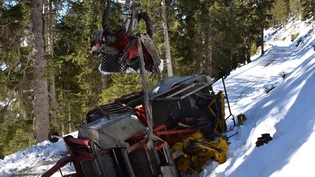 Schwerer Unfall: Bei der Örtlichkeit Tussagn kippt ein Kran auf einen Forstarbeiter.